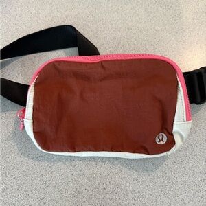 Lululemon Everywhere Belt Bag *1L
Dark Terracotta / White Opal